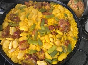 Una foto de Paella de pollo y conejo