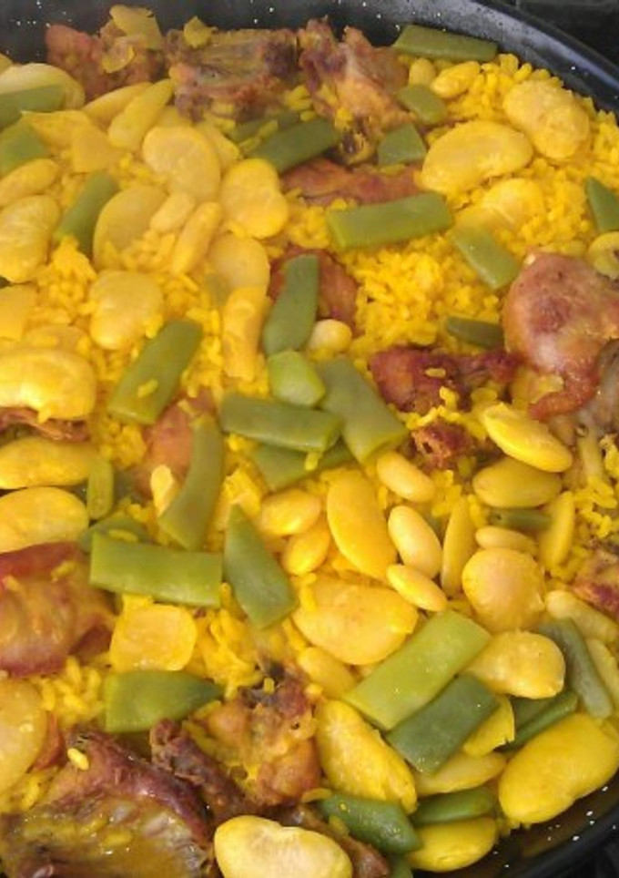 Una foto de Paella de pollo y conejo