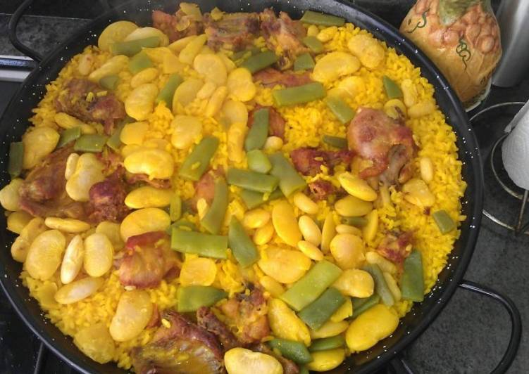 Paella de pollo y conejo
