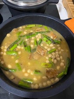 Una foto de Garbanzos con setas y espárragos trigueros