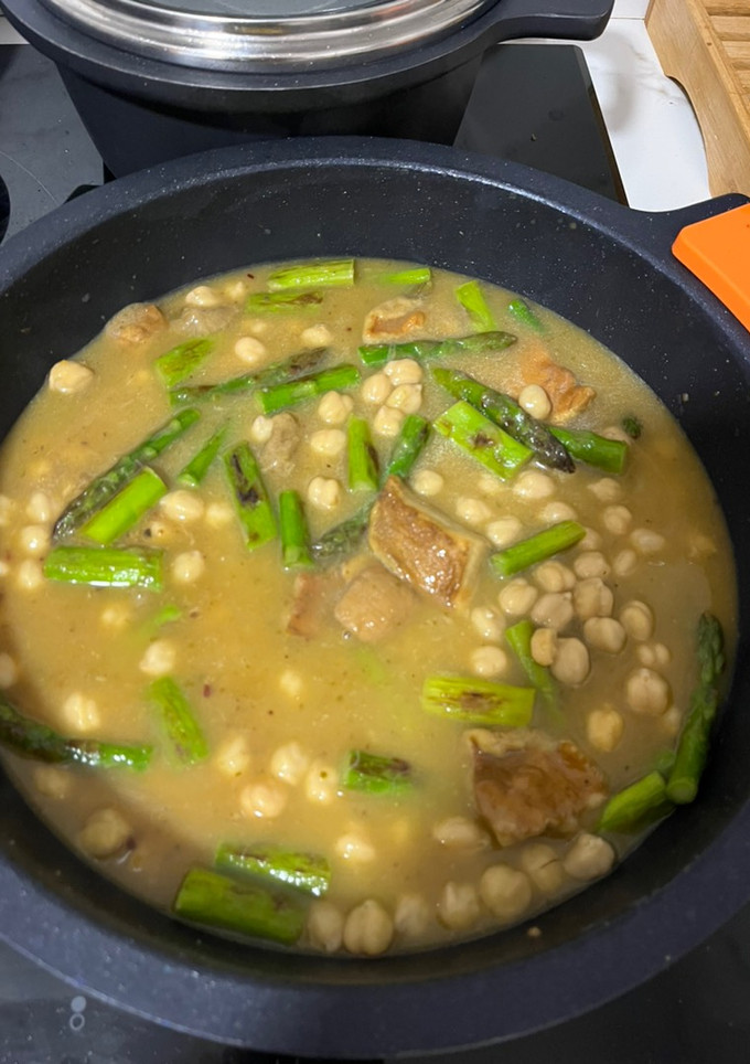 Una foto de Garbanzos con setas y espárragos trigueros