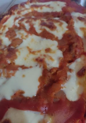 Una foto de Lasagna con carne de cerdo y crepes de arvejas