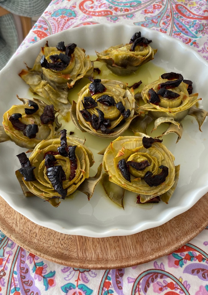 Una foto de Alcachofas con tomates secos
