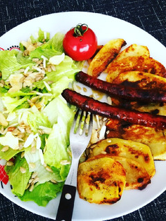 Una foto de Chistorra con patata y ensalada