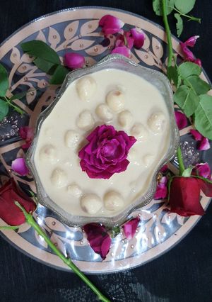 A picture of Rice dumplings in coconut milk.