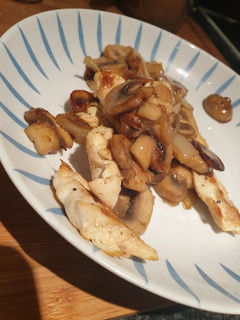 Una foto de Pollo con champiñones