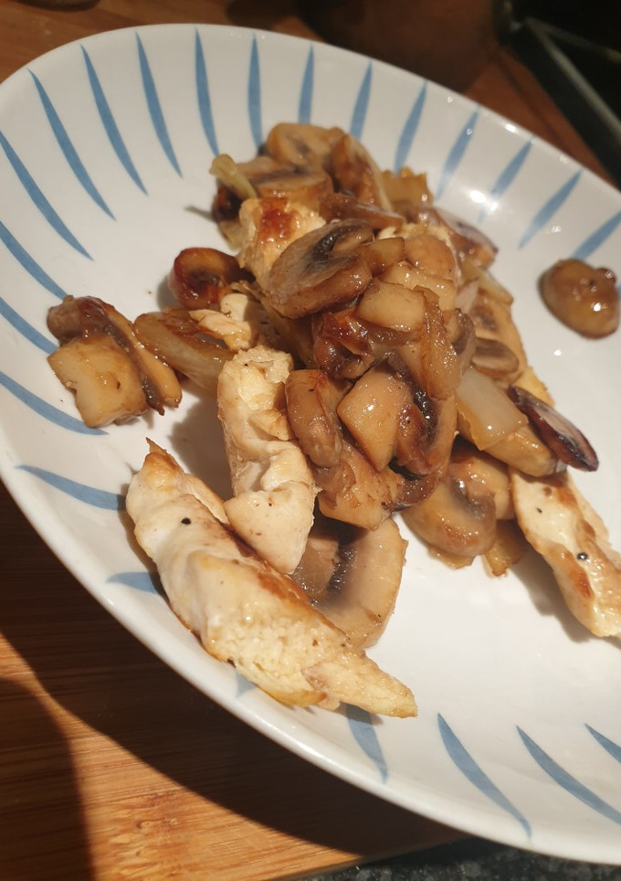 Una foto de Pollo con champiñones