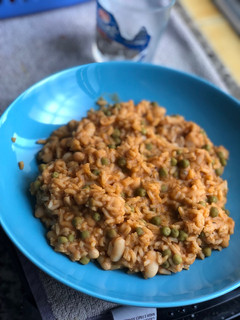 Una foto de Arroz con habichuelas blancas, guisantes y mojo picón🍚