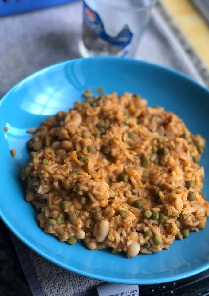 Una foto de Arroz con habichuelas blancas, guisantes y mojo picón🍚