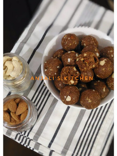 डींक लाडू (dink laddu recipe in marathi) रेसिपी चे मुख्य फोटो