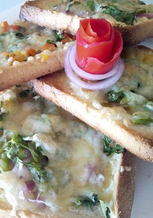 A picture of Bread Pizza.