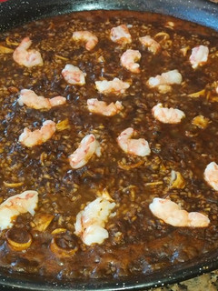 Una foto de Arroz sabroso con calamar y gambas