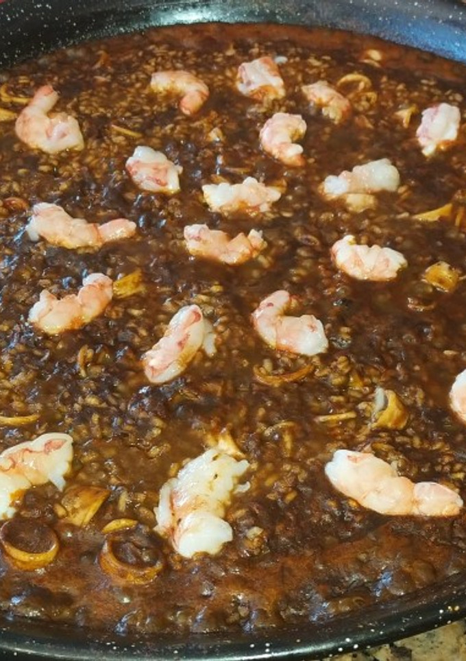 Una foto de Arroz sabroso con calamar y gambas