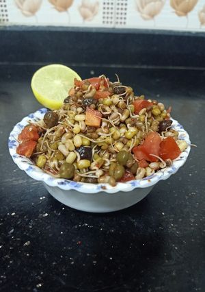 ફણગાવેલા સલાડ (sprouts  Salad recipe in Gujarati) રેસીપી મુખ્ય ફોટો