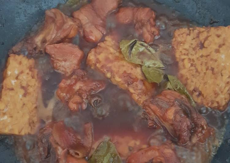 Ayam dan tempe bacem