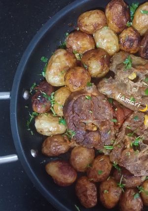 صورة لوصفة رقبة خروف بالبطاطا الصغيرة المقلية