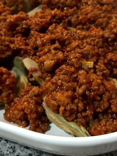 Una foto de Alcachofas con carne y tomate