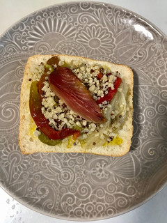 Una foto de Tapa de Quinoa con verduras asadas y moixama (mojama)