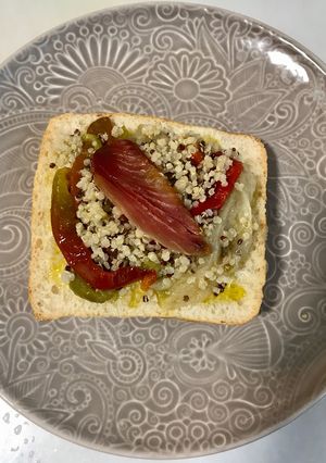 Una foto de Tapa de Quinoa con verduras asadas y moixama (mojama)