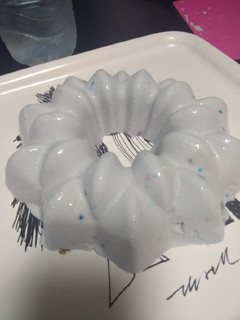 Una foto de Corona de gelatina y queso fresco