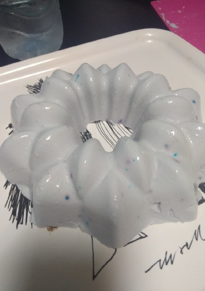 Una foto de Corona de gelatina y queso fresco