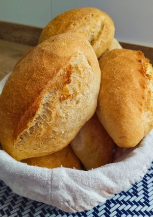 Una foto de Bolillos de pan caseros