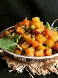 Olkopi Koraishutir Ghonto (Kohlrabi / Knol Kohl & Green Peas Curry - Bong style)