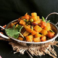 A picture of Olkopi Koraishutir Ghonto (Kohlrabi / Knol Kohl & Green Peas Curry - Bong style).