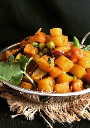 A picture of Olkopi Koraishutir Ghonto (Kohlrabi / Knol Kohl & Green Peas Curry - Bong style).