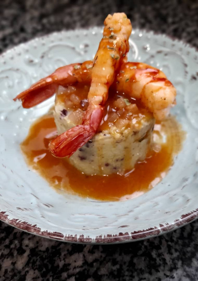 Una foto de Trinxat con butifarra negra, panceta y gambas