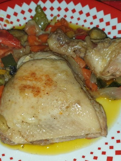 Una foto de Pollo con verduras en su jugo