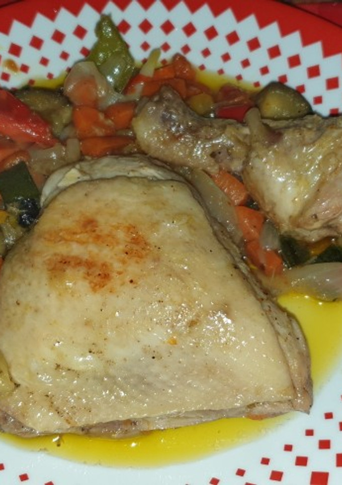Una foto de Pollo con verduras en su jugo