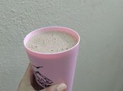 Una foto de batido de bananas y café