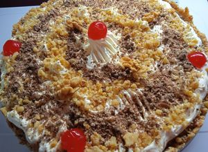 Una foto de Tarta de bananas, dulce de leche, choco, nueces, Oporto, con crema🎂