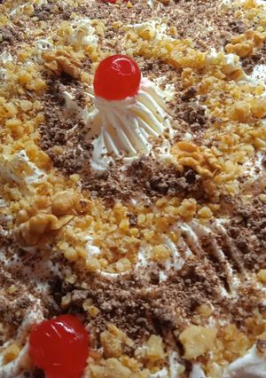 Una foto de Tarta de bananas, dulce de leche, choco, nueces, Oporto, con crema🎂