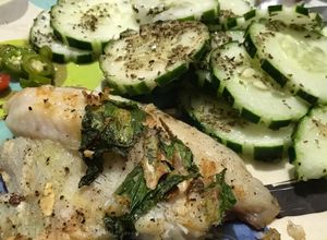 Una foto de Filete de mojarra al epazote con pepinos en vinagre de sidra de manzana. 100% libre de grasa