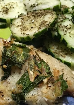Una foto de Filete de mojarra al epazote con pepinos en vinagre de sidra de manzana. 100% libre de grasa