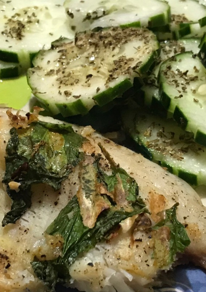 Una foto de Filete de mojarra al epazote con pepinos en vinagre de sidra de manzana. 100% libre de grasa