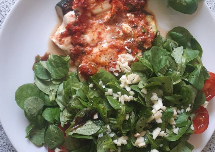 Baked zucchini with salad