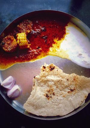 मक्याचं कालवण (Makyach Kalwan Recipe In Marathi) रेसिपी चे मुख्य फोटो 