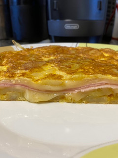 Foto principal de Tortilla de patatas rellena de jamón y queso