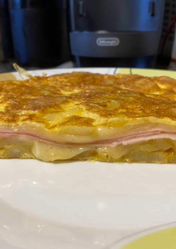 Una foto de Tortilla de patatas rellena de jamón y queso