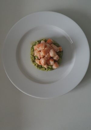 Une photo de Tartare d'avocat et crevettes