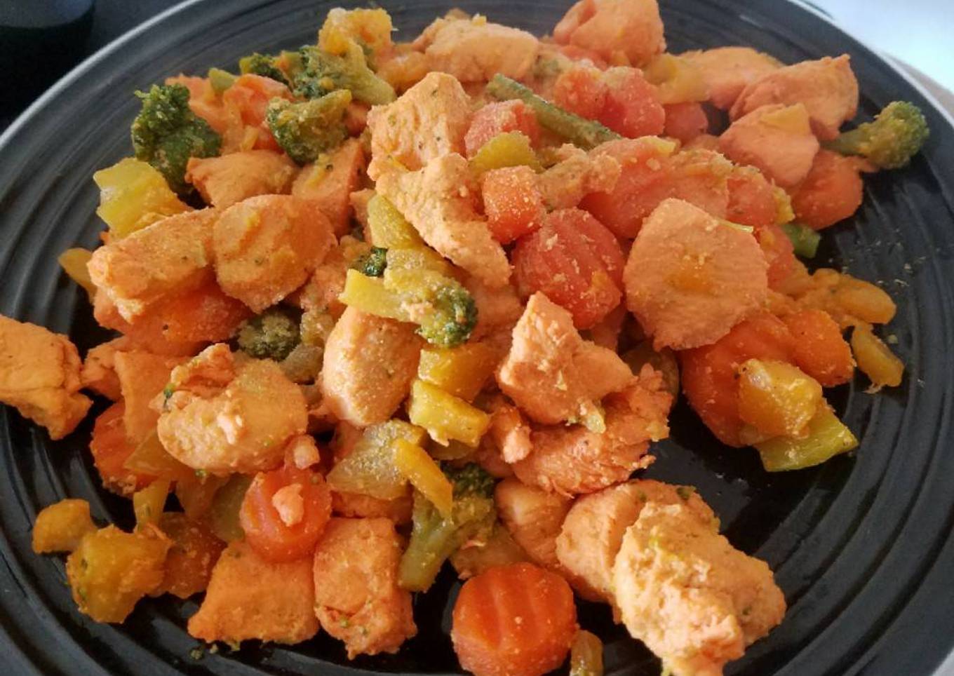 Pollo sazonado con verduras