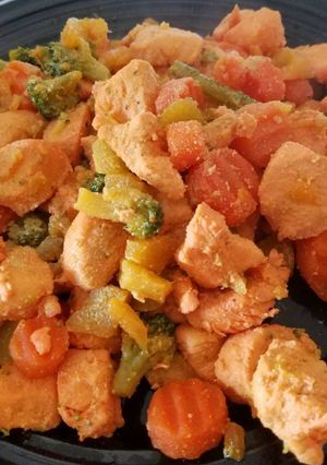 Una foto de Pollo sazonado con verduras