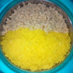 A picture of Yellow rice and makaroni.