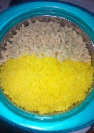 A picture of Yellow rice and makaroni.