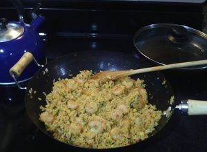 Una foto de Arroz frito con camarones y crema