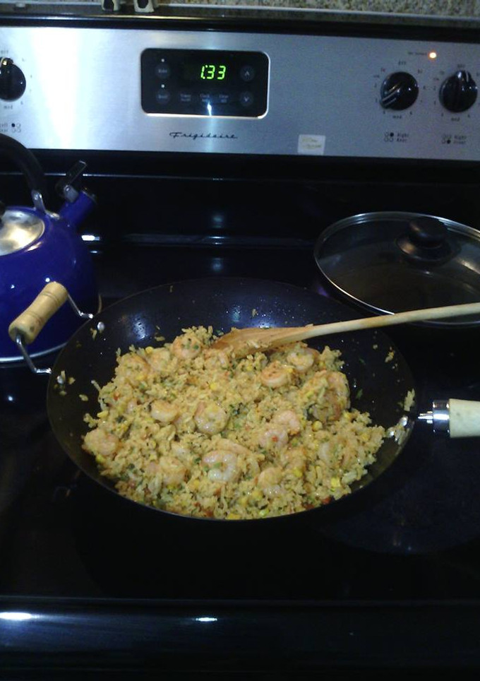 Una foto de Arroz frito con camarones y crema