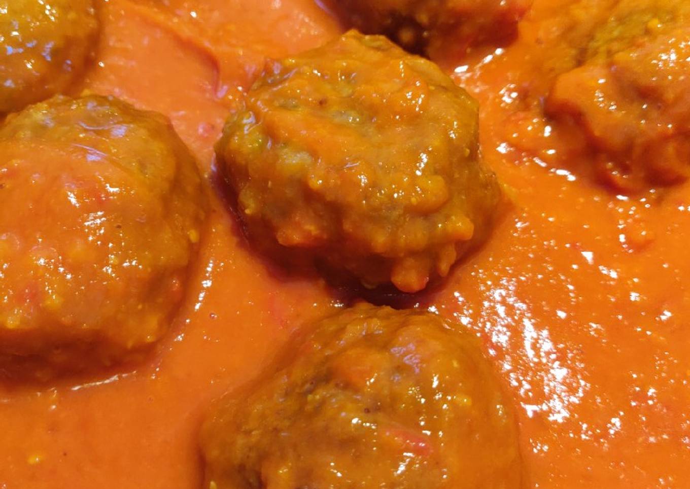 Albóndigas rellenas de queso con tomate